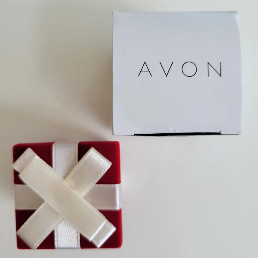 Avon | Freshwater Pearl Earrings in Present Gift Box - Picture 4 of 6